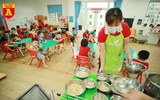 Cận cảnh bữa ăn bán trú của học sinh trong ngày đầu đi học